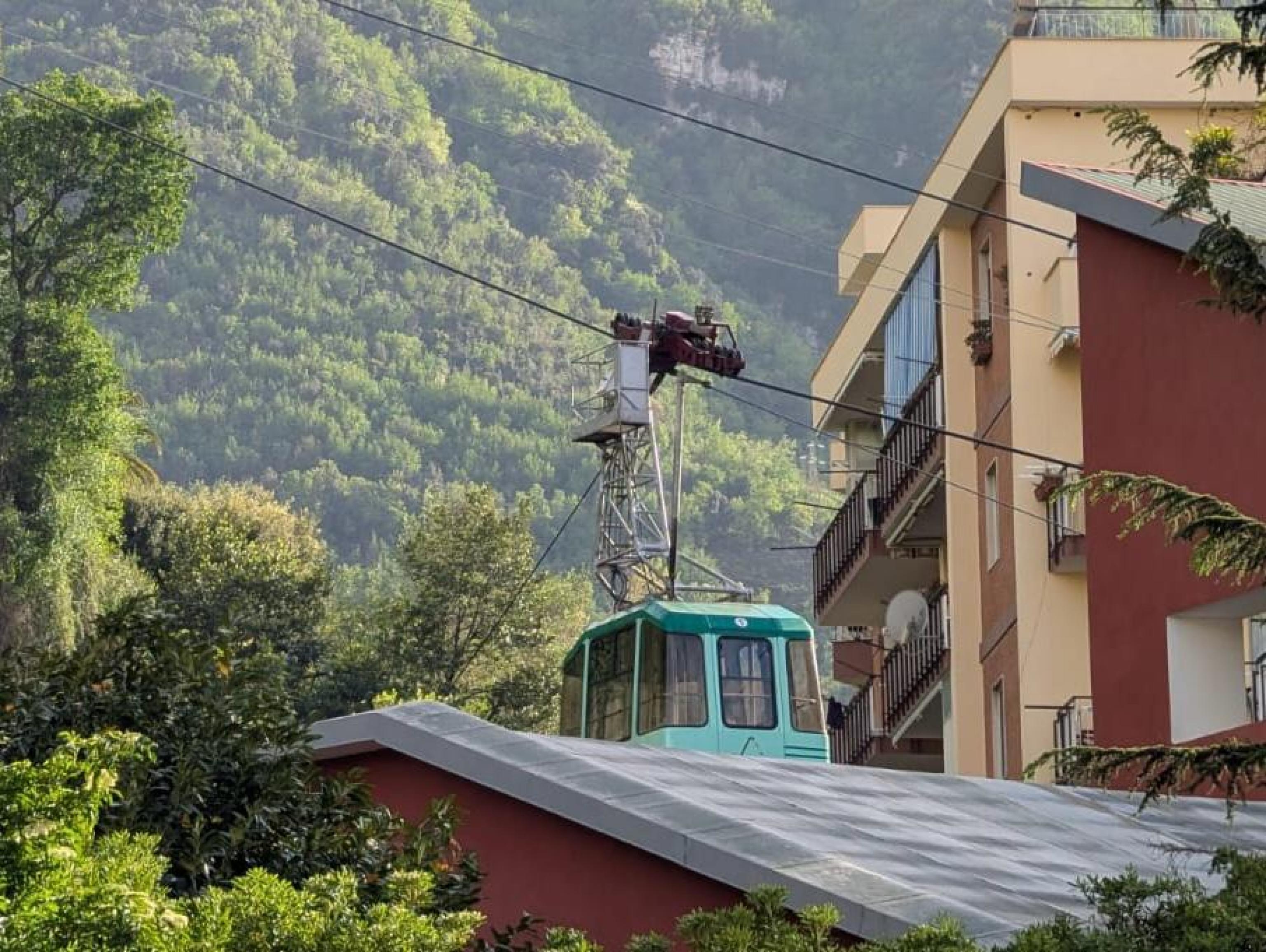 Cel puțin patru persoane au murit după ce o telecabină s-a prăbușit în Italia