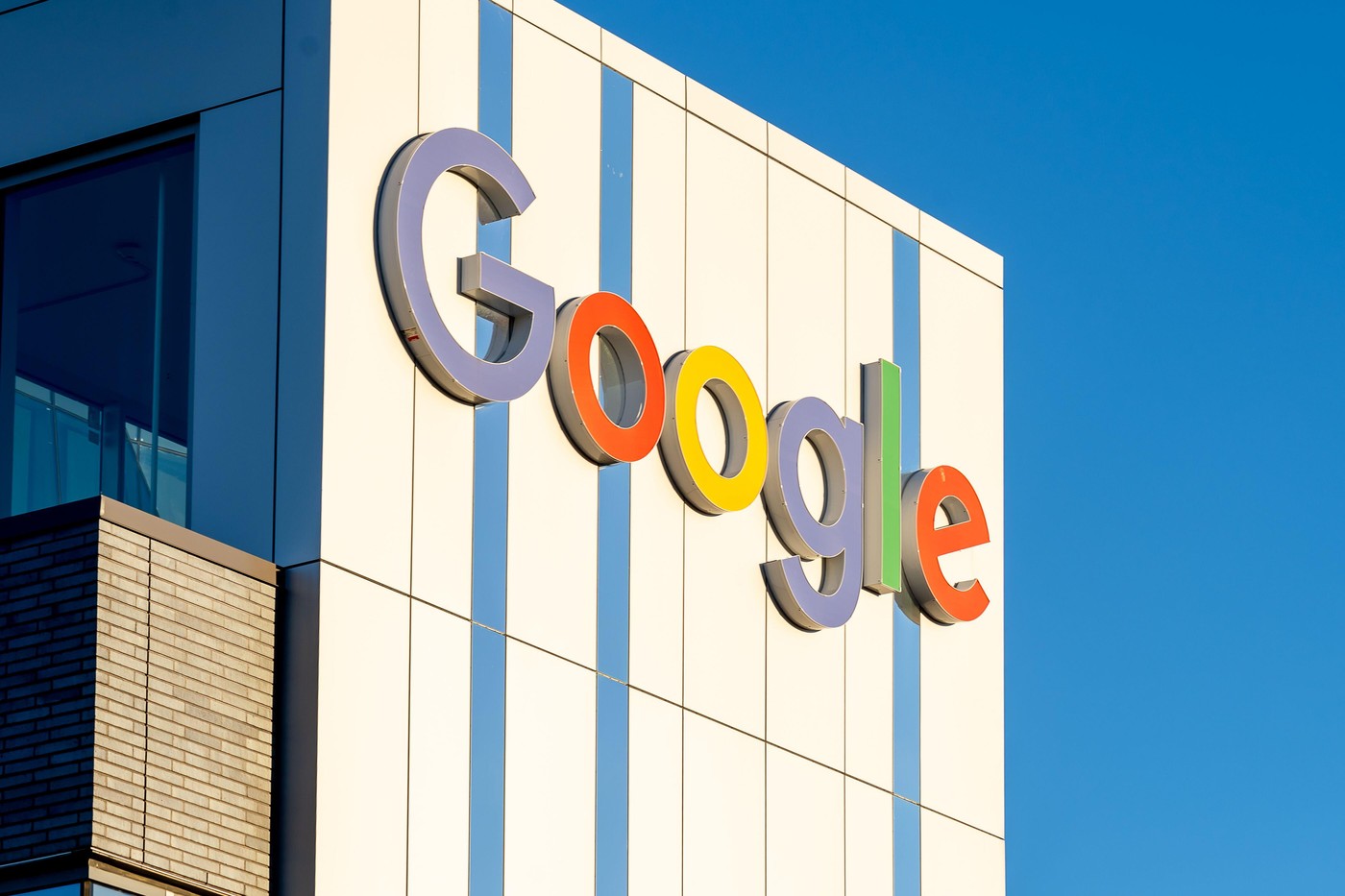 Google, dat în judecată în Marea Britanie: i se cer 5 miliarde de lire sterline, pentru „abuz de poziţie dominantă pe piaţa online”