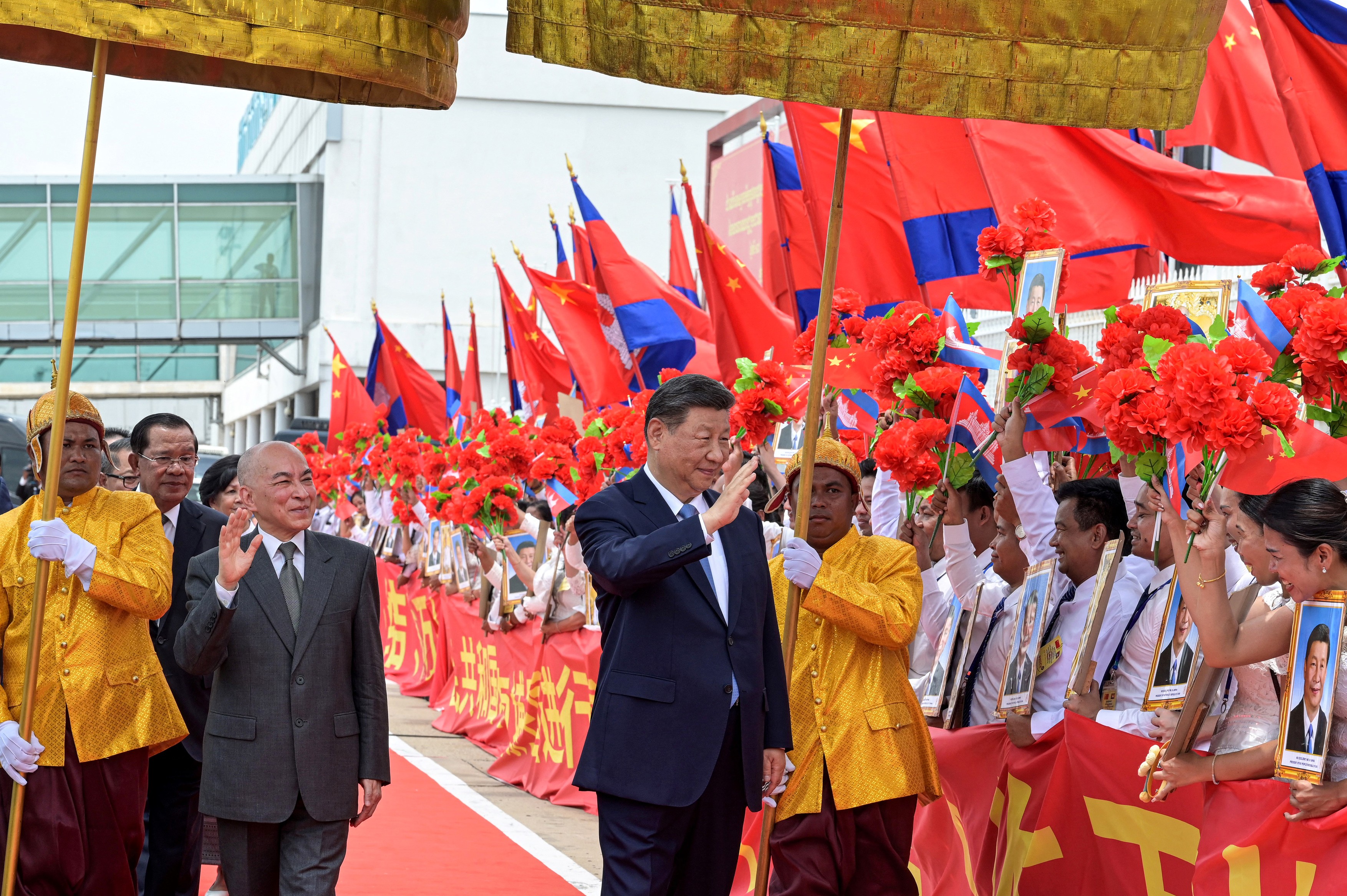 Xi Jinping continuă turneul de forță în Asia de Sud-Est: A mers în Cambodgia pentru contracararea taxelor impuse de Trump