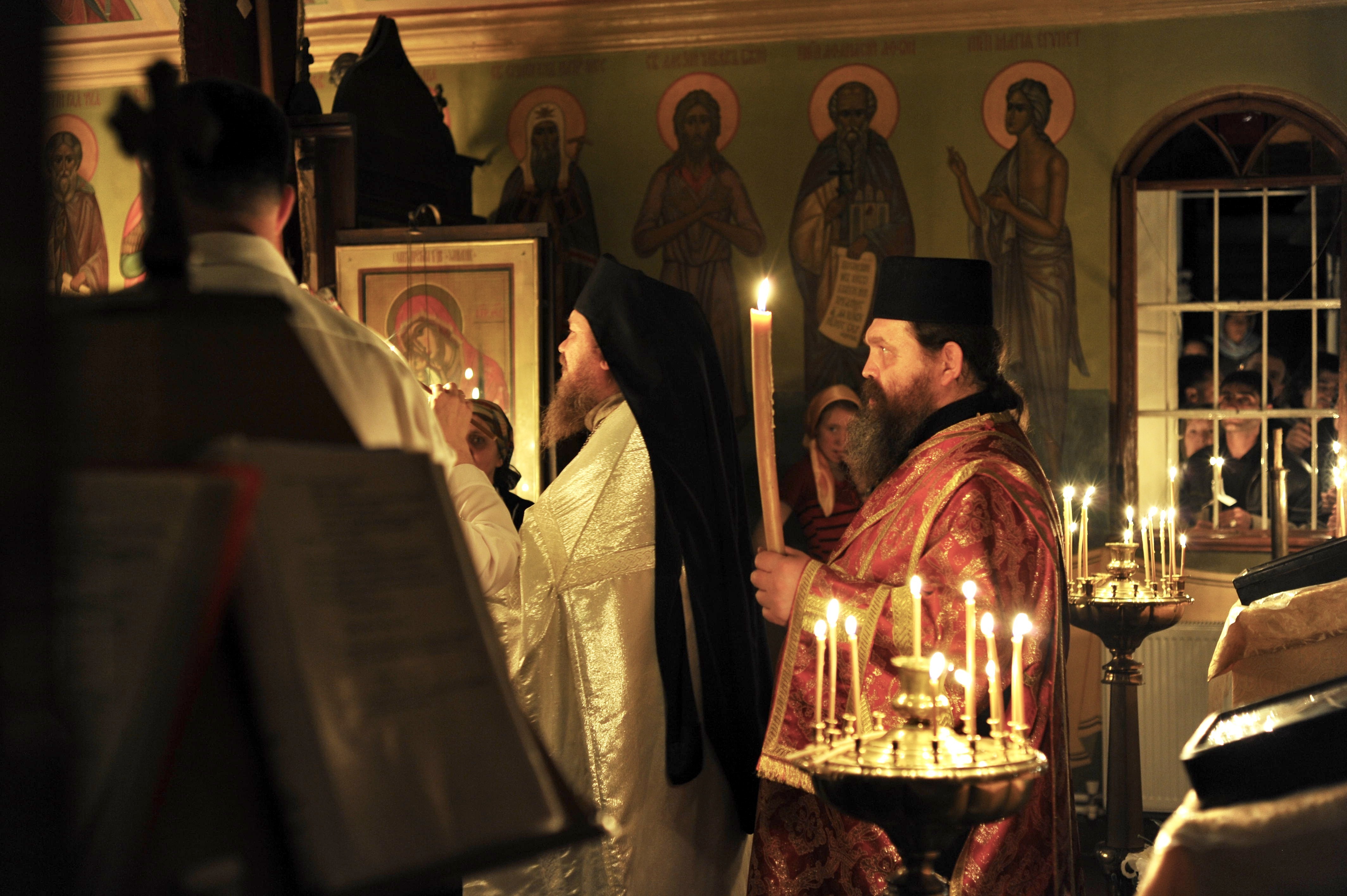 Spunem sau nu „Hristos a Înviat” înainte de sărbătoarea Paștelui? Care este explicația preotului