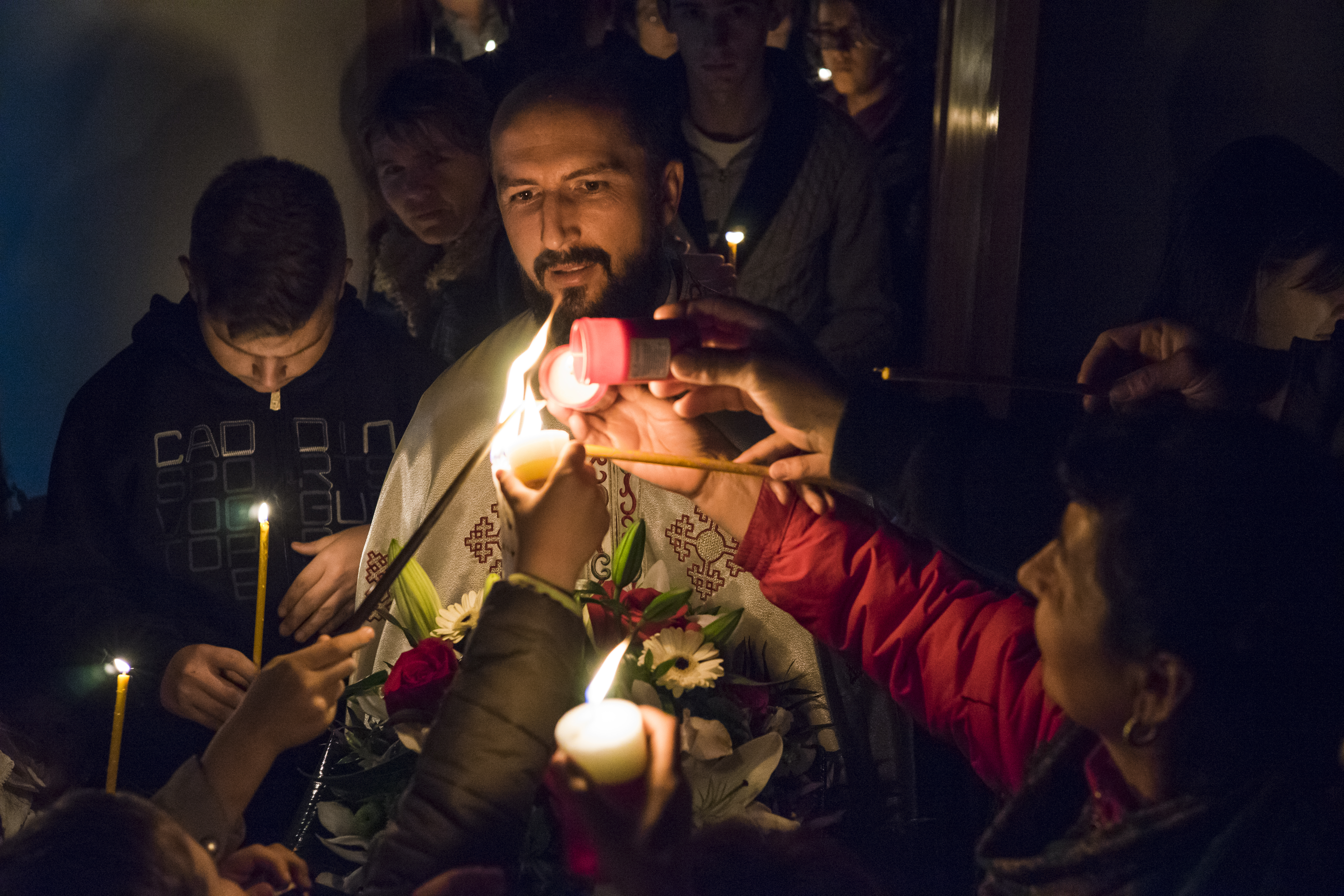 Lumina Sfântă de Paște. Ai voie să reaprinzi lumânarea dacă se stinge în drum spre casă? Ce recomandă preotul pentru ziua Învierii