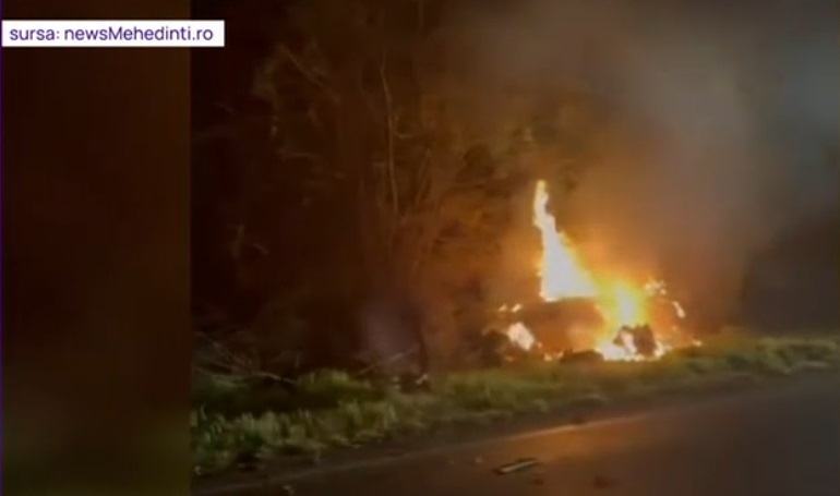 Accident grav în Mehedinți, soldat cu moartea unei tinere. Șoferul a făcut o depășire periculoasă și a intrat într-un TIR