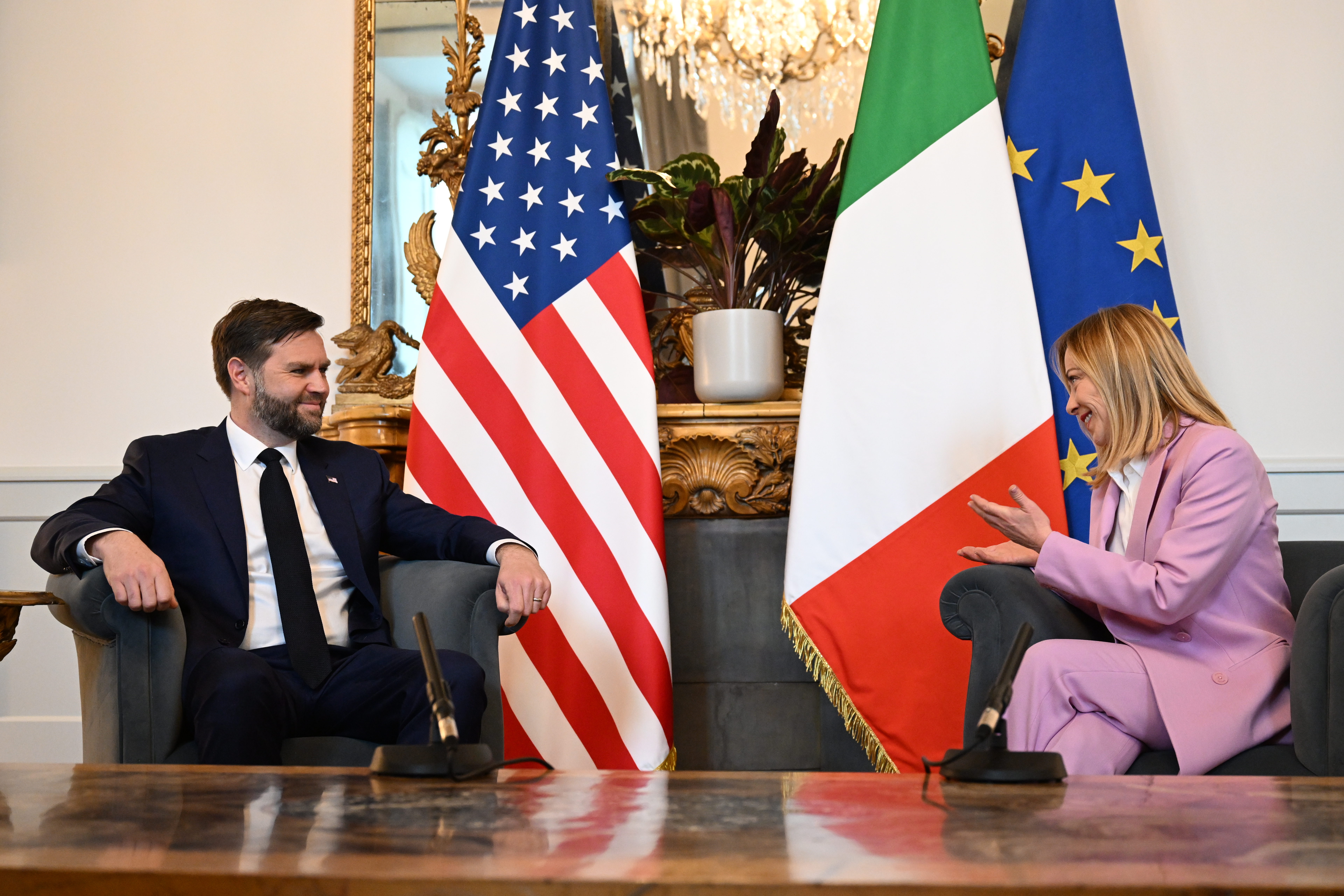 JD Vance, în vizită la Roma. Vicepreședintele SUA se întâlnește cu Giorgia Meloni și va petrece Paștele la Vatican