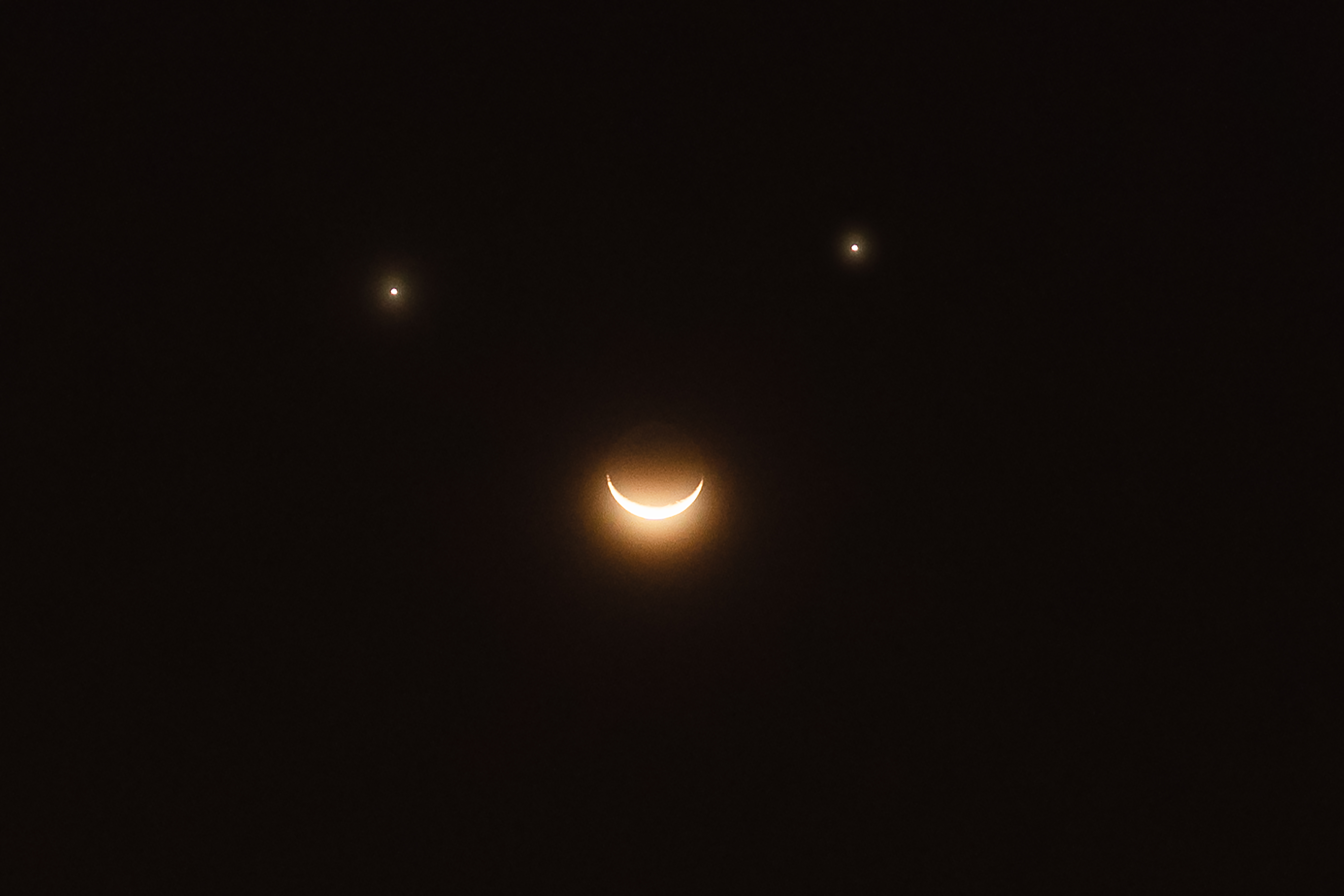 Fenomen rar pe cer, vizibil din toată lumea: Luna, Venus și Saturn formează „o față zâmbitoare”. Când se va întâmpla
