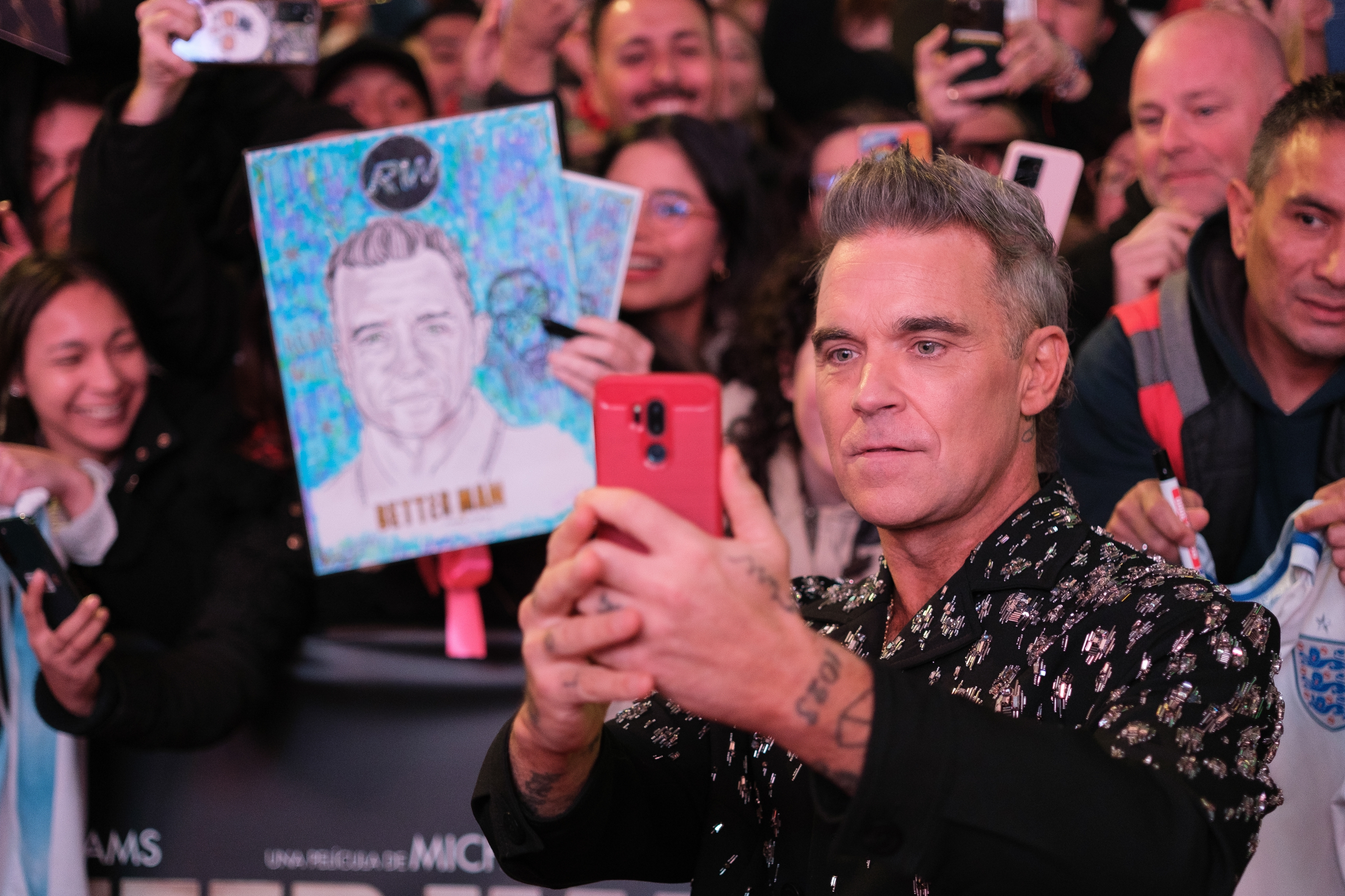 Robbie Williams spune ca selfie-urile si interactiunile cu fanii ii provoaca disconfort: „Interactiunea sociala ma inspaimanta”