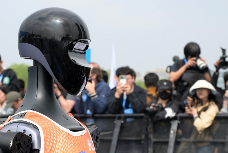 (SP)CHINA BEIJING E TOWN HALF MARATHON AND HUMANOID ROBOTS HALF MARATHON (CN)