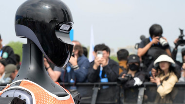 (SP)CHINA BEIJING E TOWN HALF MARATHON AND HUMANOID ROBOTS HALF MARATHON (CN)