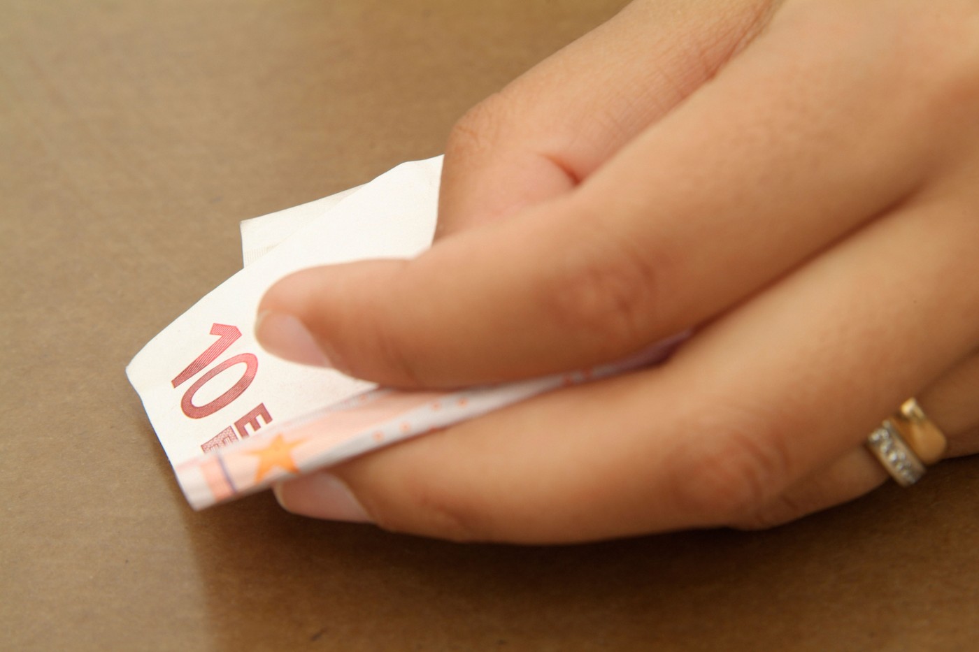 Un bărbat a pus 10 euro la bancă și abia după 20 de ani și-a verificat contul. „Am decis să investesc comoara”