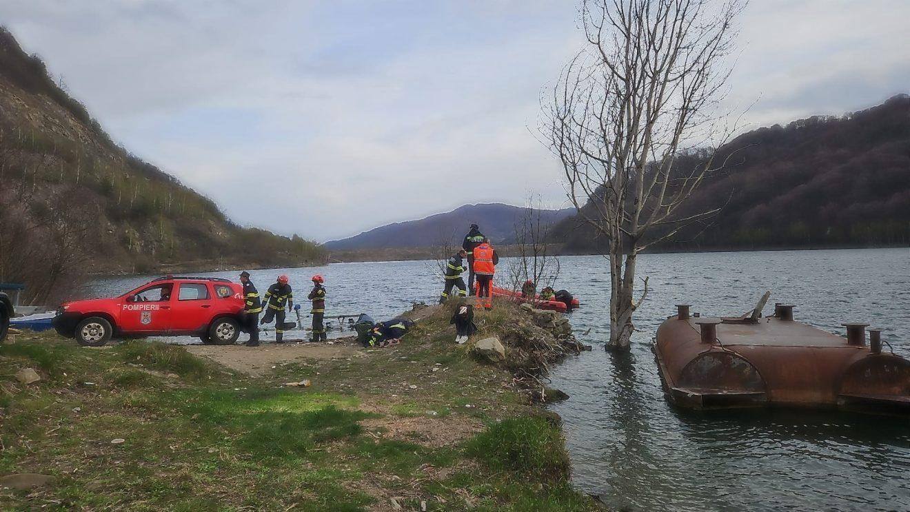 Pompierul căzut în lacul Siriu a murit. Echipele de intervenție au adus trupul neînsufleţit la mal