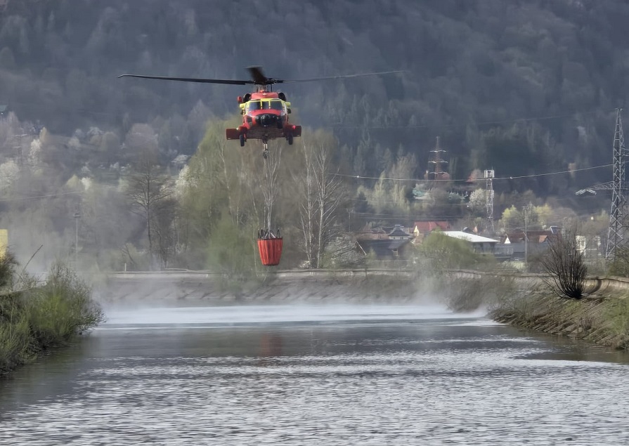 Incendiul din Argeș se extinde pe 30 de hectare. Arafat: „Zona este greu accesibilă”. Încă o aeronavă, trimisă la intervenție