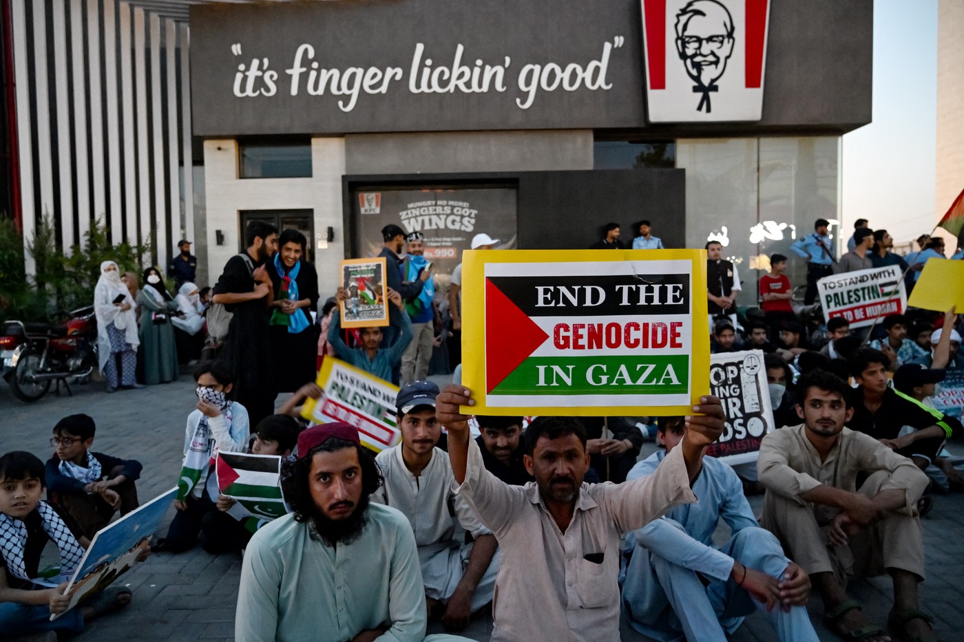 Zeci de persoane au fost arestate în Pakistan, în urma atacurilor unor restaurante KFC. Protestele au legătură cu situația din Gaza