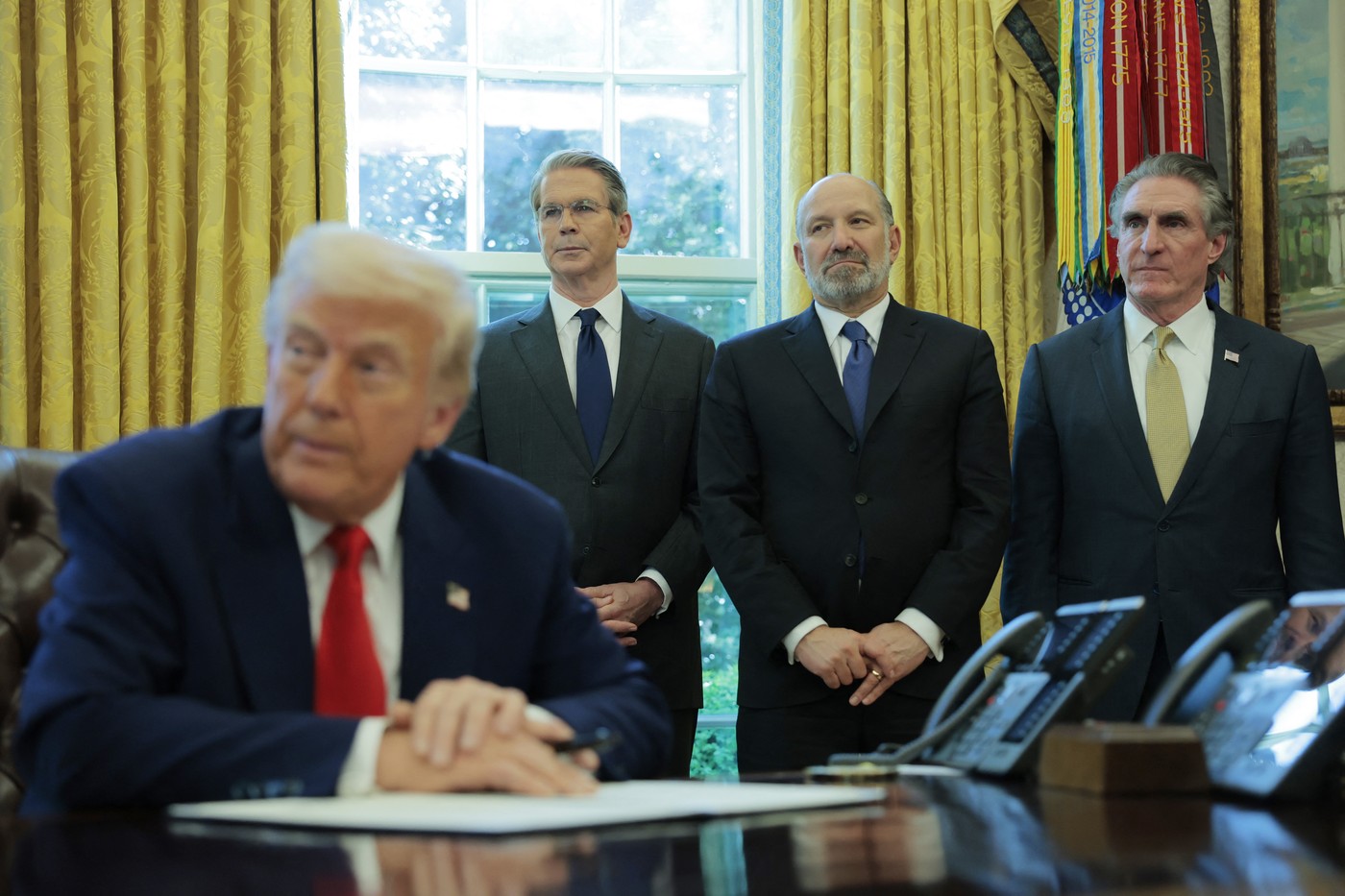 În mijlocul furtunii economice stârnite de taxele vamale, Donald Trump remaniază echipa care se ocupă de strategia comercială
