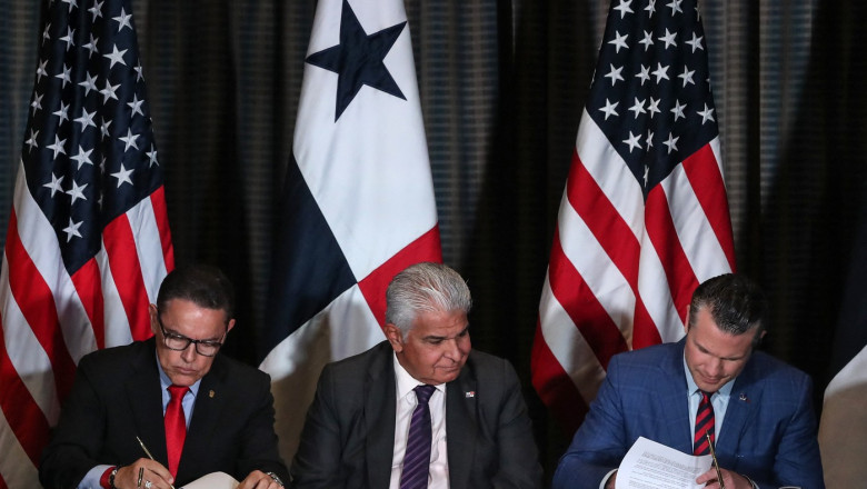 Președintele statului Panama, Jose Raul Mulino, supervizează semnarea acordului. Foto: Profimedia