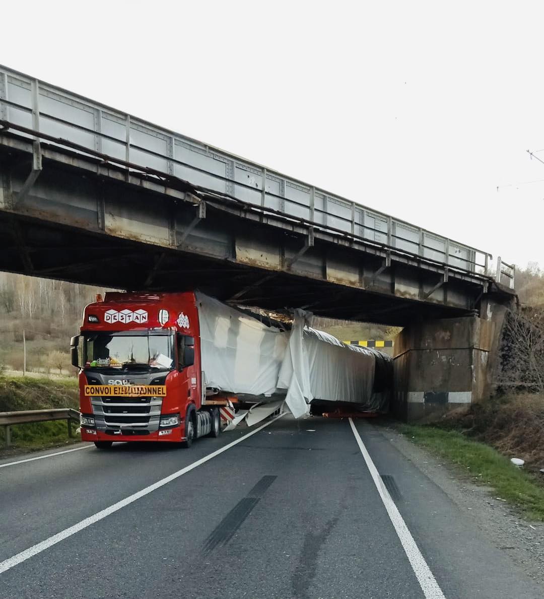 FOTO Trafic blocat pe DN6, după ce un agabaritic care transporta un tramvai a lovit un pasaj