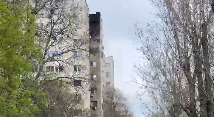Incendiu într-un bloc din Sectorul 6 al Capitalei. Trei persoane au fost rănite, alte câteva zeci au fost evacuate
