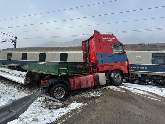 Trafic feroviar oprit pe Valea Prahovei, după ce un tren de pe ruta Budapesta-Bucureşti, cu 400 de călători la bord, a lovit un camion