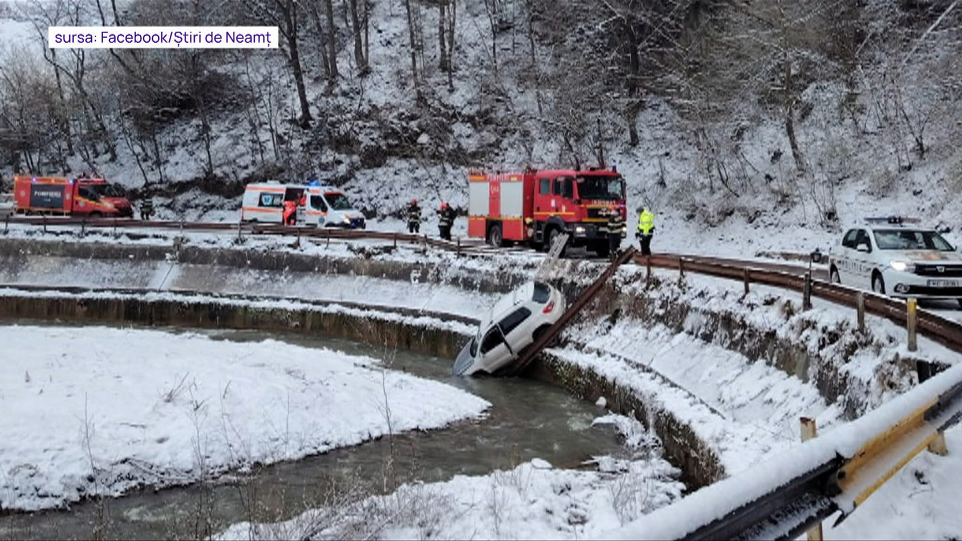 O familie a căzut cu mașina în râu pe un drum din județul Neamț. Șoferul ar fi derapat din cauza zăpezii