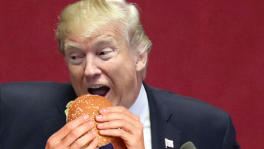donald trump mananca un hamburger
