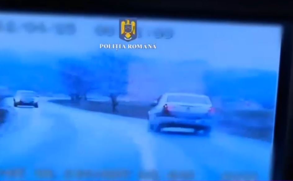 Urmărire în trafic în Brașov: O tânără fără permis a furat o mașină, a alimentat fără a plăti şi a fugit de Poliţie