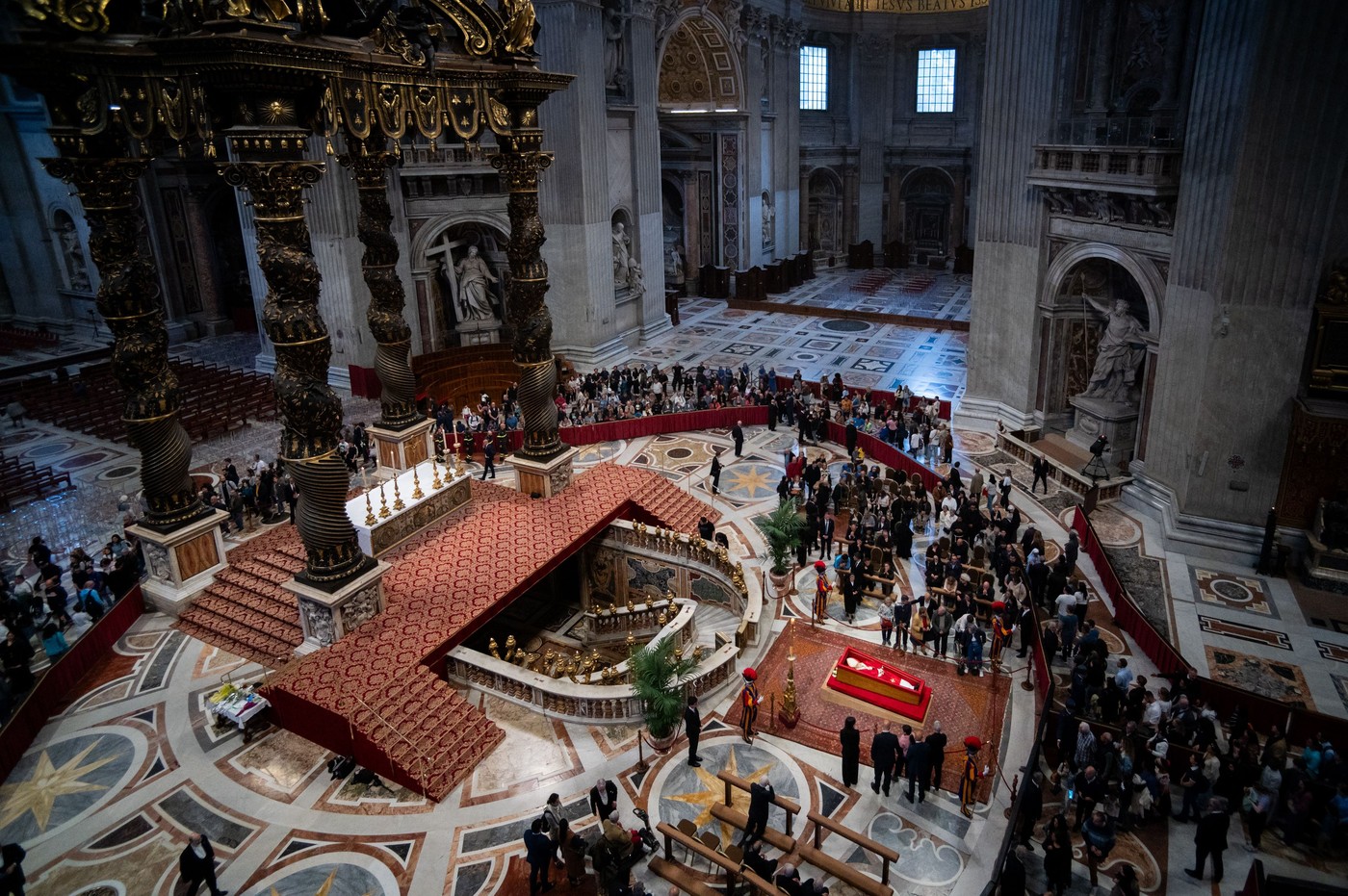 Ultima zi în care credincioșii și-au putut lua rămas-bun de la papa Francisc. Cum va arăta ultimul drum al suveranului pontif