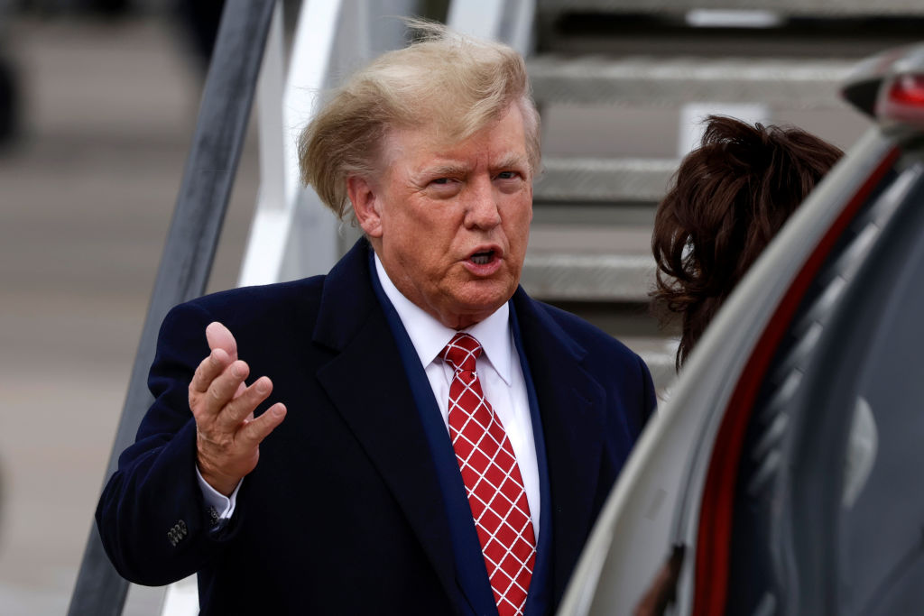 Nouă lovitură pentru Trump. Justiția americană îi interzice tăierea fondurilor federale alocate orașelor „sanctuar!” pentru migranți