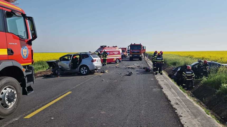 Accident grav pe DN52: Un bărbat a murit şi trei persoane au fost rănite după ce două maşini s-au ciocnit violent