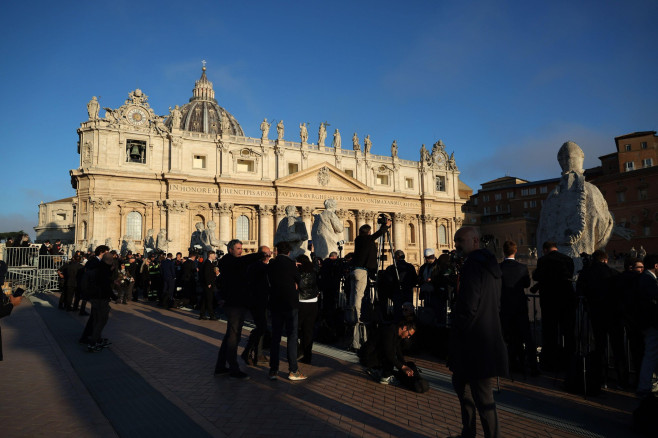 Vatican City, April 26, 2025: Grionalists from all over the world await the funeral. The funeral Mass of the Roman Pontiff Francis Bergoglio is celebrated in the square in front of St. Peter's Basilica, according to the provisions of the Ordo Exsequiarum