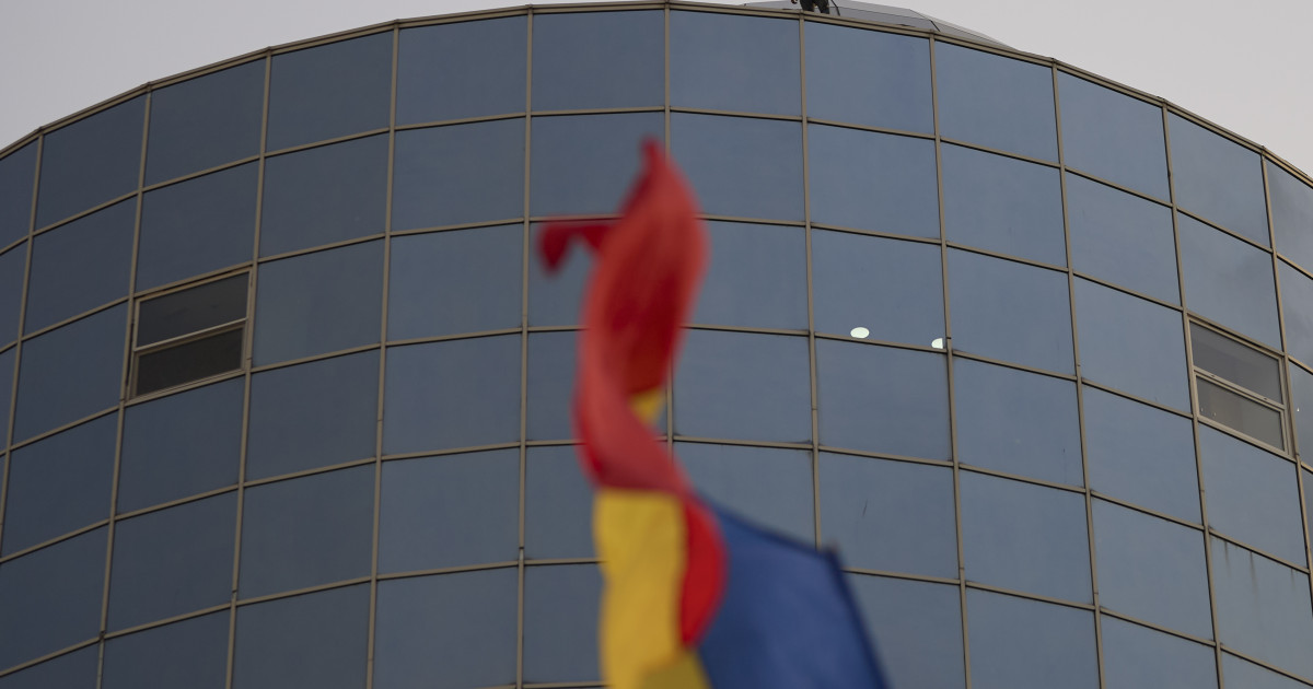Bărbat amendat după un protest de 10 ore pe acoperișul ICCJ