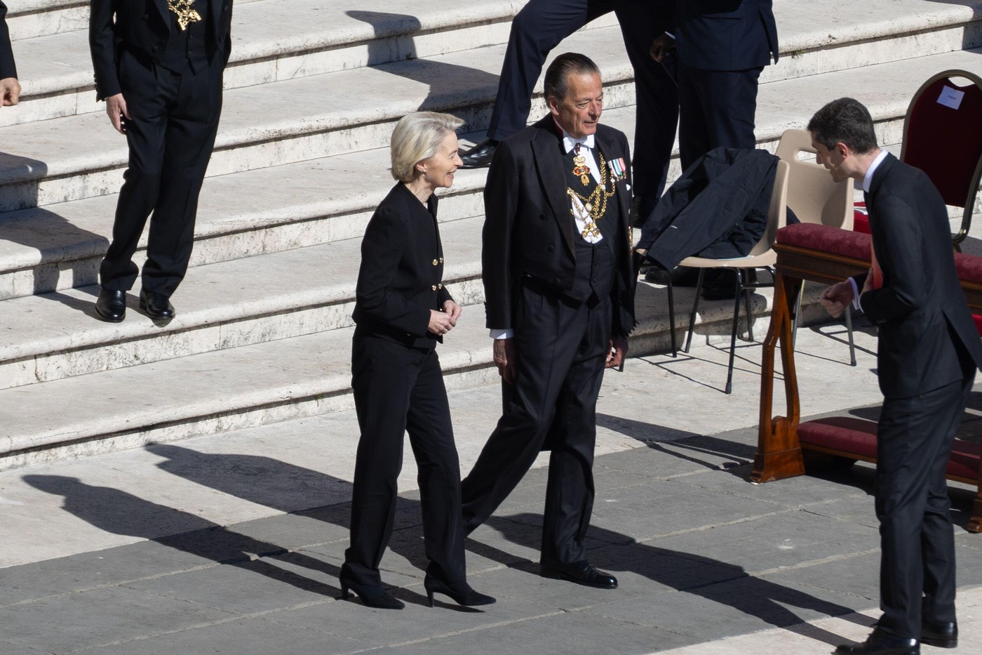 Ursula von der Leyen și Donald Trump s-au întâlnit, în fine, la funeraliile papei Francisc. Promit o altă întrevedere