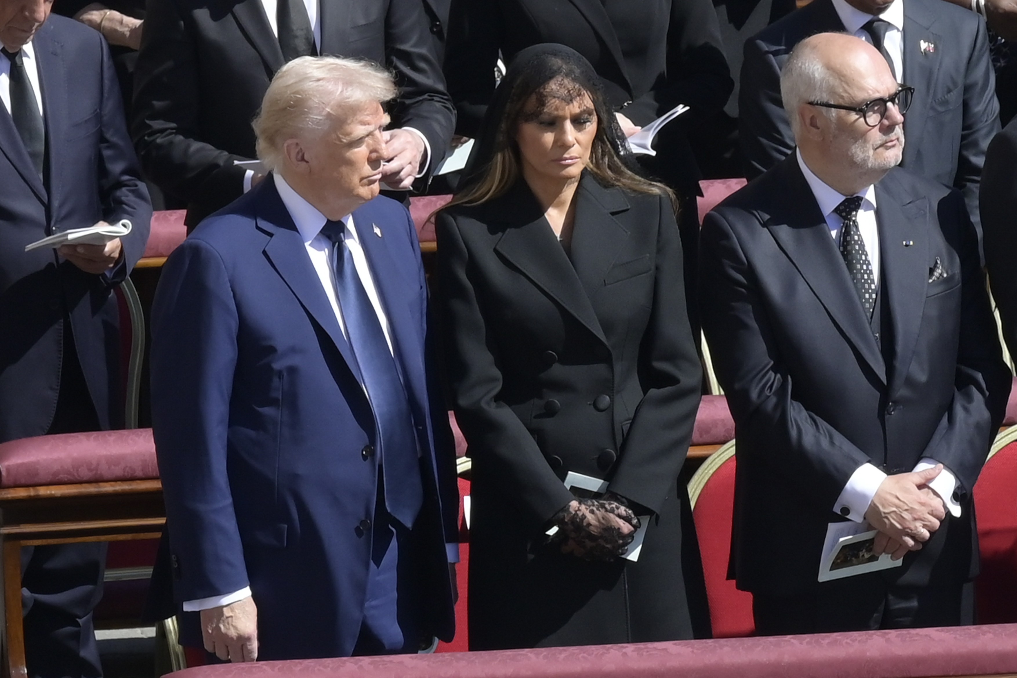 Trump, salvat de o gafă imensă de soția lui. Ce i-a șoptit Melania la ureche la înmormântarea papei Francisc