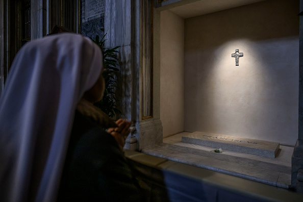 Imagini cu mormântul papei Francisc, publicate de Vatican. Sute de mii de oameni sunt aşteptaţi să-i aducă un ultim omagiu
