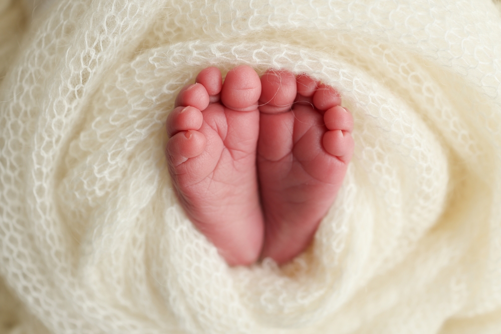 Un bebeluș a dispărut de la maternitatea din Bacău. Dintre cei doi gemeni pe care i-a născut, mama a mai găsit doar unul