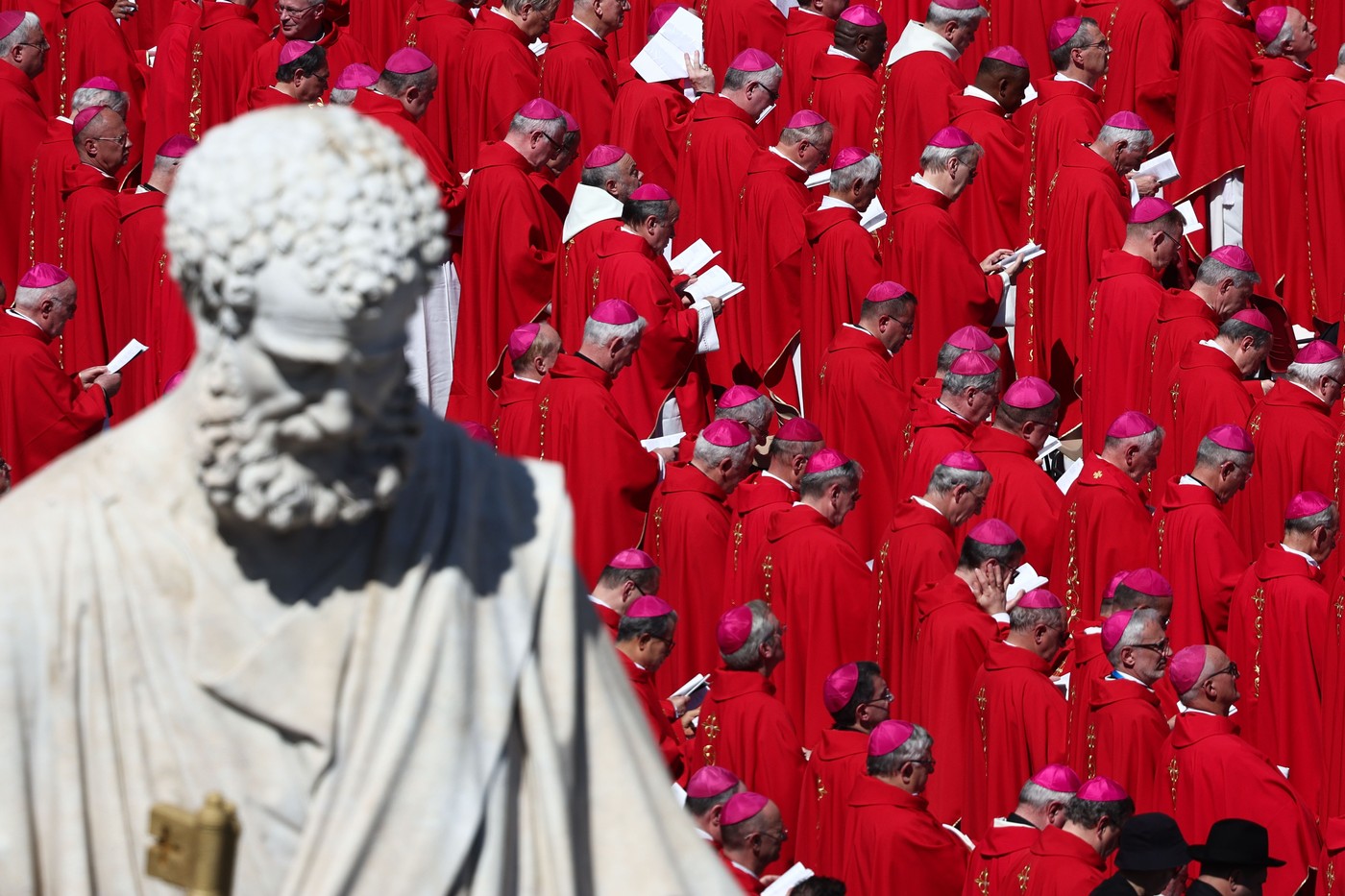 Cardinalii se întâlnesc la Roma pentru stabilirea conclavului. Cine participă și cum va avea loc votul