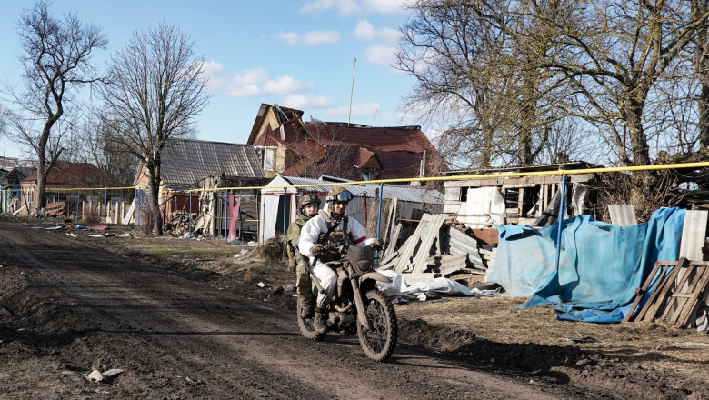 „Motocicliștii sinucigași” ai lui Putin intră în viteză în „țara nimănui” pentru a provoca haos. Tactica tot mai populară pe front