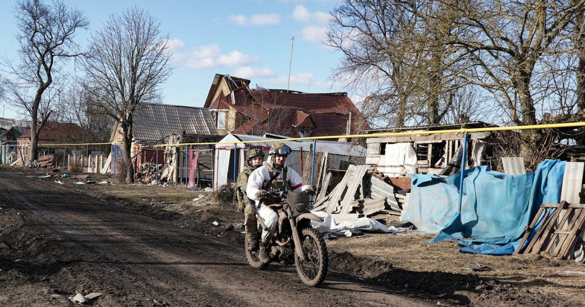 „Motocicliștii sinucigași” ai lui Putin intră în viteză în „țara nimănui” pentru a provoca haos. Tactica tot mai populară pe front