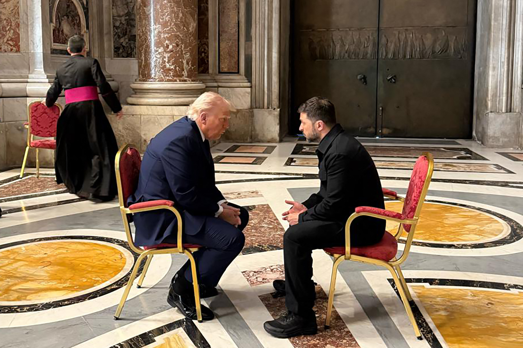 Culisele întâlnirii extraordinare de la Vatican dintre Donald Trump și Volodimir Zelenski. Pentru cine era, de fapt, al treilea scaun