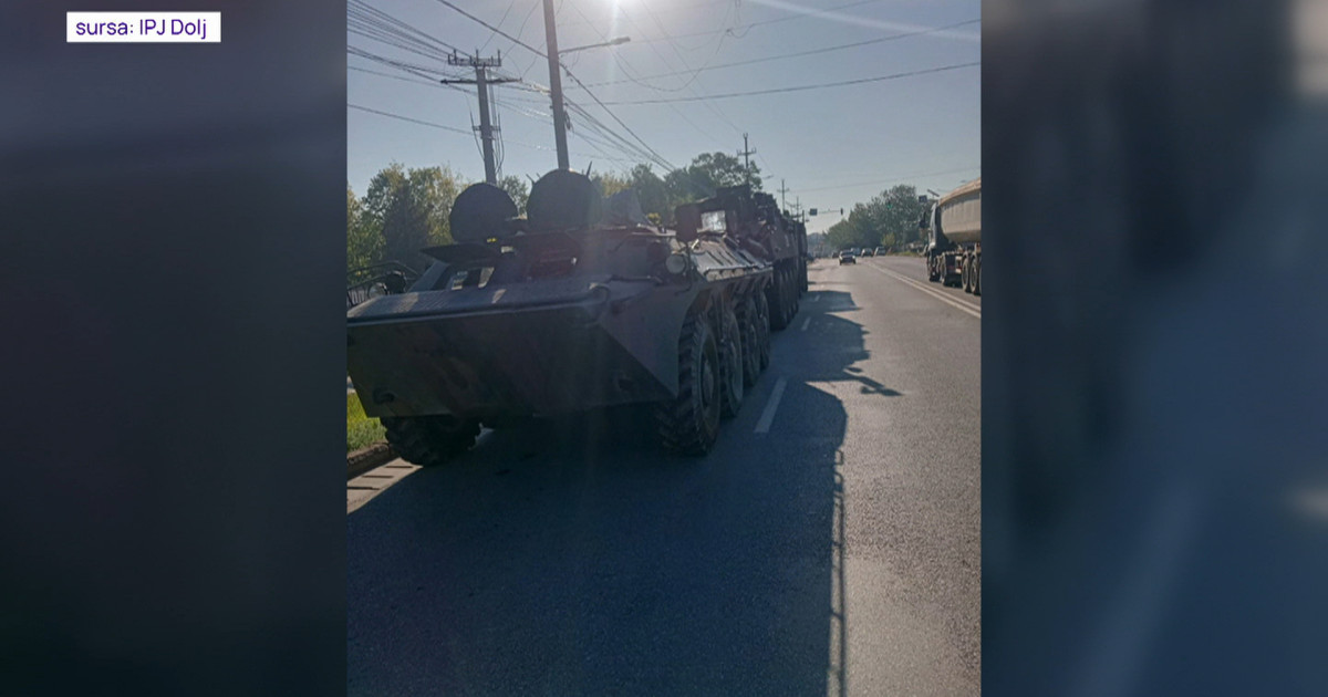 Accident în Filiași: O femeie lovește un blindat militar