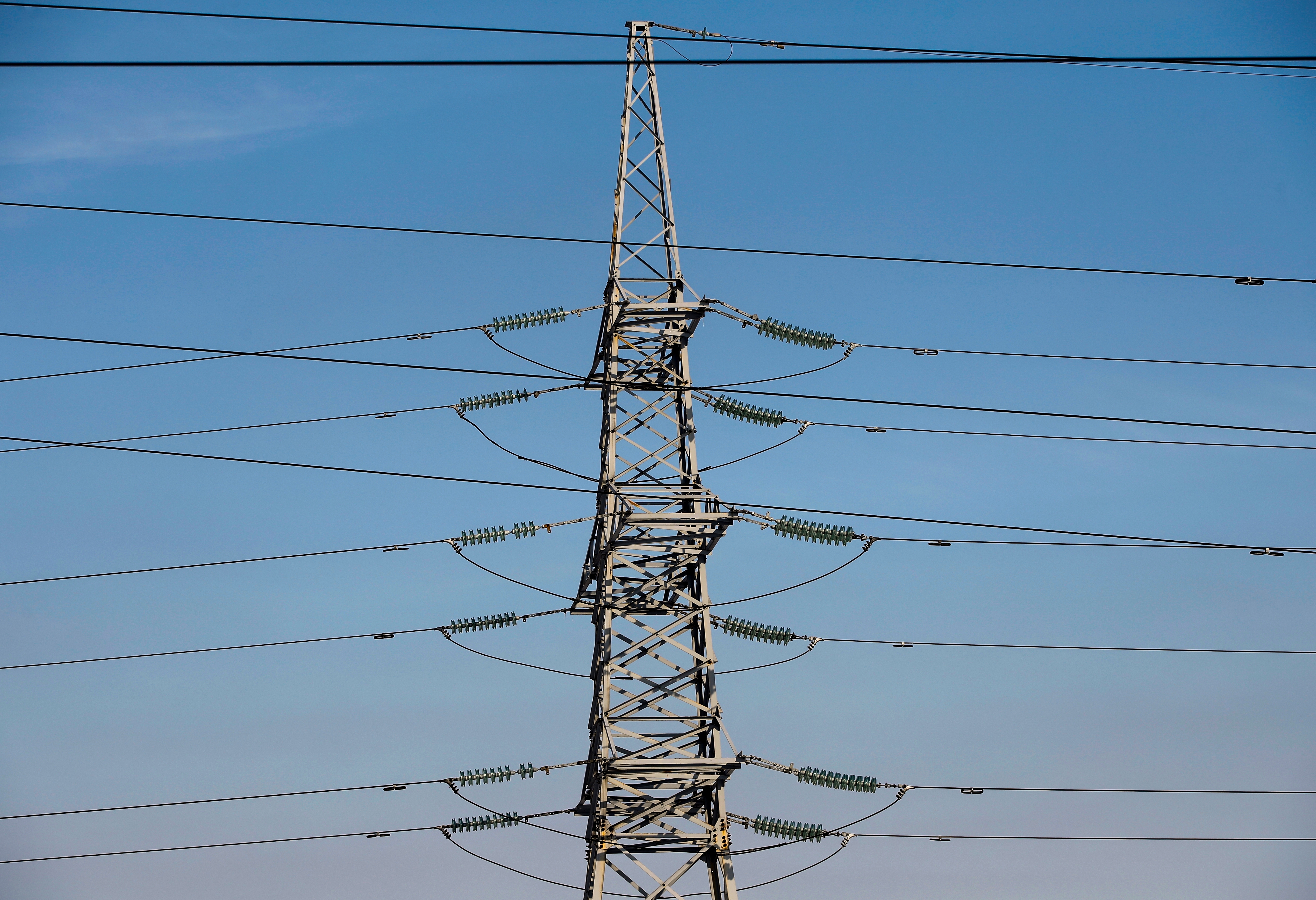 Furt de curent: Polițiștii din Giurgiu au deschis 30 de dosare penale pentru instalaţii clandestine racordate la reţeaua electrică