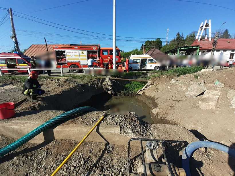Doi copii de 4 şi 6 ani au murit, după ce au căzut într-un fost canal din orașul Huedin