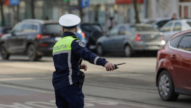 politist rutier semnal oprire