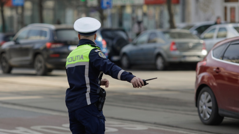 politist rutier semnal oprire