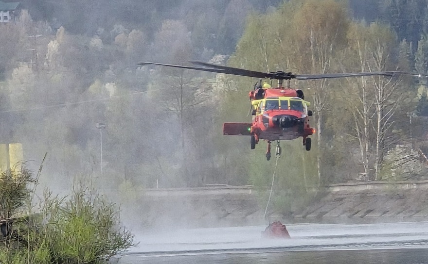 A treia zi în care elicopterul Black Hawk a intervenit ca să stingă incendiul de pădure din Argeș. Din ce cauză a luat foc vegetația