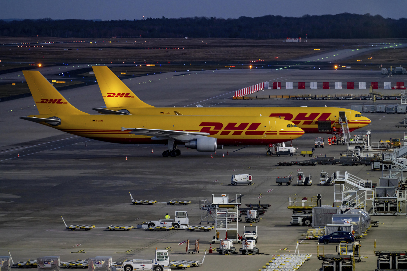 DHL suspendă livrările coletelor de mare valoare către Statele Unite din cauza tarifelor impuse de Donal Trump
