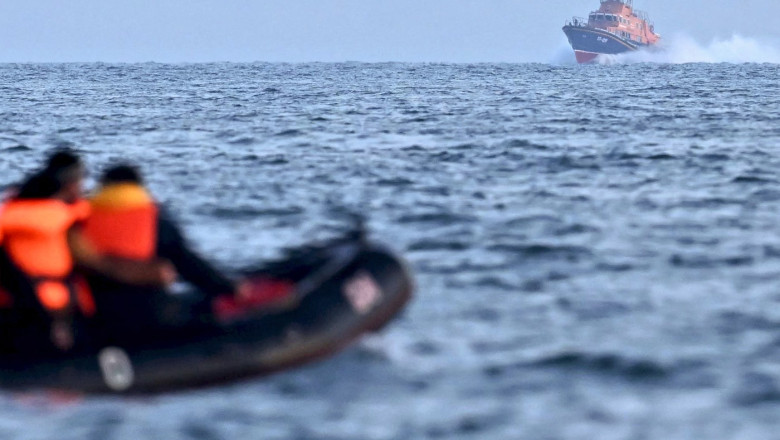 barca gonflabila pe apa si vapor