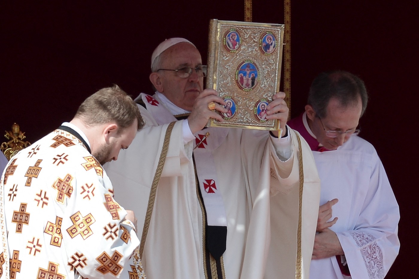 „Vă rog pe voi să-i cereţi Domnului să mă binecuvânteze”. Mesajul umil cu care papa Francisc și-a început pontificatul, acum 12 ani