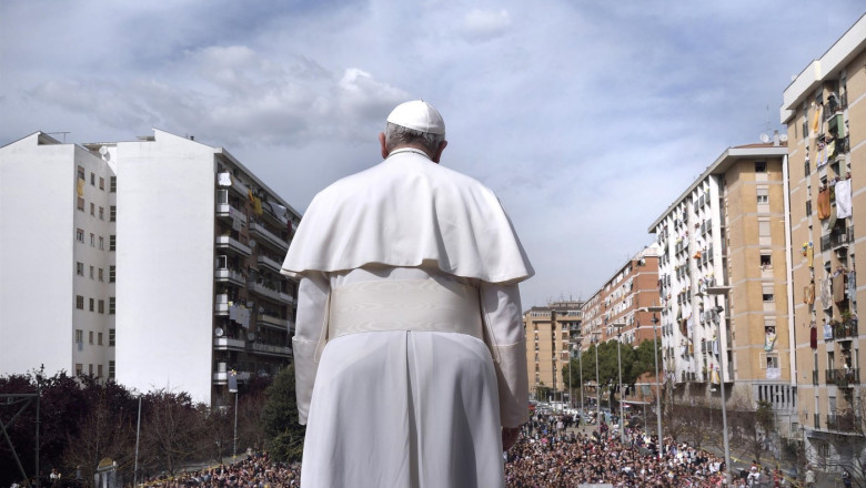 papa francisc fotografiat din spate