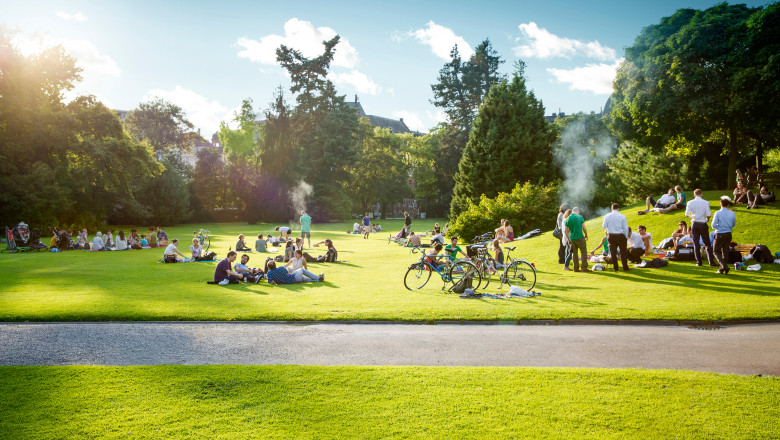 oameni in parc pe iarba