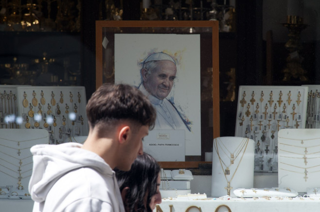 ITALY - REL - FAITHFUL AND PILGRIMS GATHER AT ST PETER'S SQUARE FOLLOWING THE DEATH OF POPE FRANCIS IN THE VATICAN - 2025/04/17
