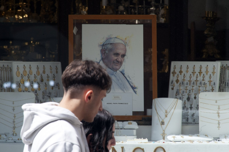 ITALY - REL - FAITHFUL AND PILGRIMS GATHER AT ST PETER'S SQUARE FOLLOWING THE DEATH OF POPE FRANCIS IN THE VATICAN - 2025/04/17