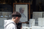 ITALY - REL - FAITHFUL AND PILGRIMS GATHER AT ST PETER'S SQUARE FOLLOWING THE DEATH OF POPE FRANCIS IN THE VATICAN - 2025/04/17